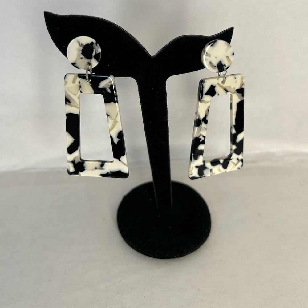 NEW Lightweight Geometric Pierced Ladder and Round Shape Acrylic Long Earrings